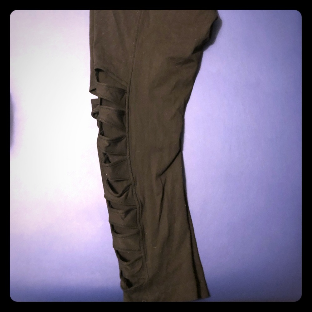 Kira Grace warrior cut Capri leggings